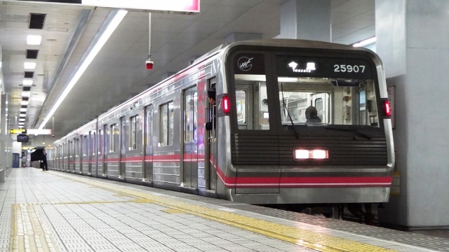 大阪市営地下鉄千日前線（Daiimuさん撮影、Wikipedia日本版より）