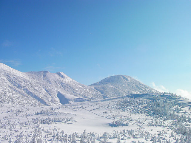 冬の八甲田山（トトトさん撮影、Wikimedia Commonsより）