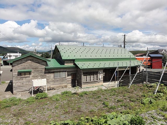幾寅駅駅舎（Rsaさん撮影、Wikimedia Commonsより）