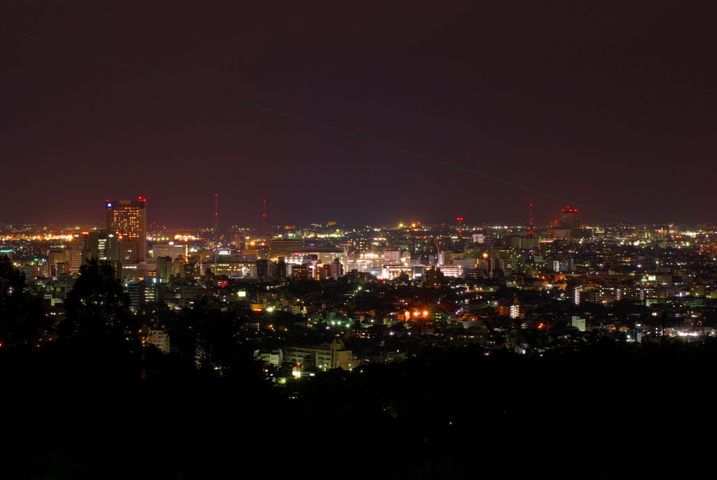 映画にも登場する「卯辰山公園」。そこから見た金沢の夜の夜景（名古屋太郎さん撮影、Wikimedia Commonsより）