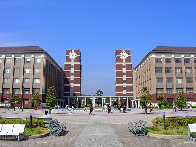 立命館アジア太平洋大学の正面玄関（JKT-cさん撮影、Wikimedia Commonsより）