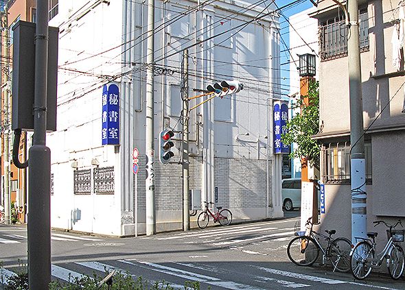 中央から右に延びる道路がわずかに傾斜している。