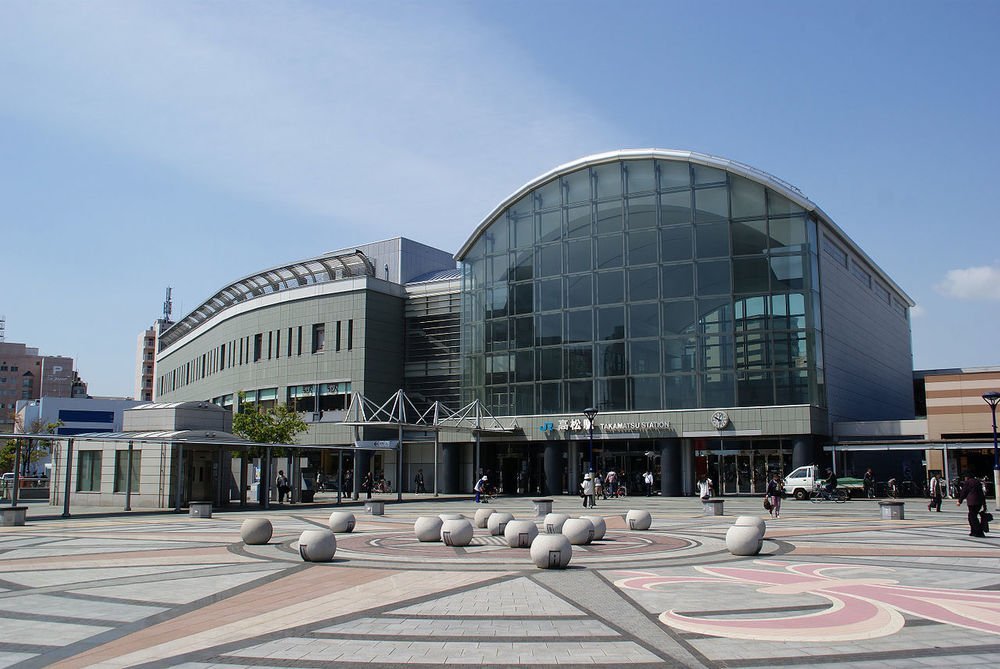 JR高松駅（JKT-ｃさん撮影、Wikimedia Commonsより）