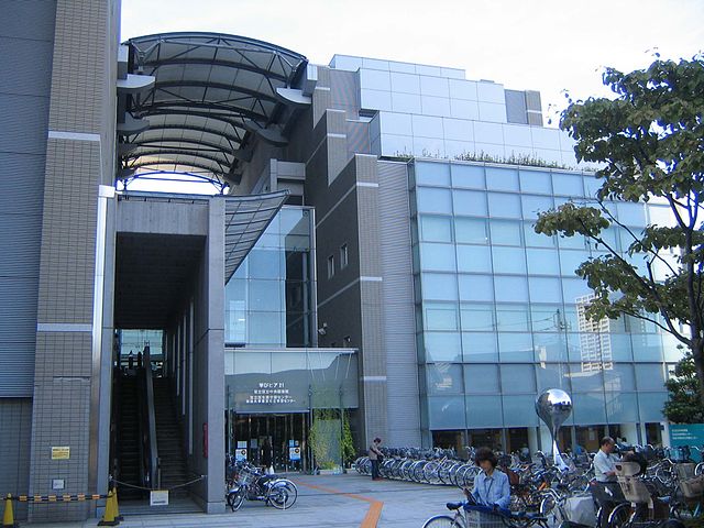 足立区立中央図書館（Saoyagi2さん撮影、Wikimedia Commonsより）