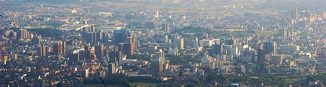 東広島市の中心部、西条町（OS6さん撮影、Wikimedia Commonsより）