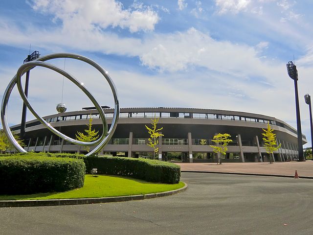 西京スタジアム正面の外観及びモニュメント（TT mk2さん撮影、Wikimedia Commonsより）