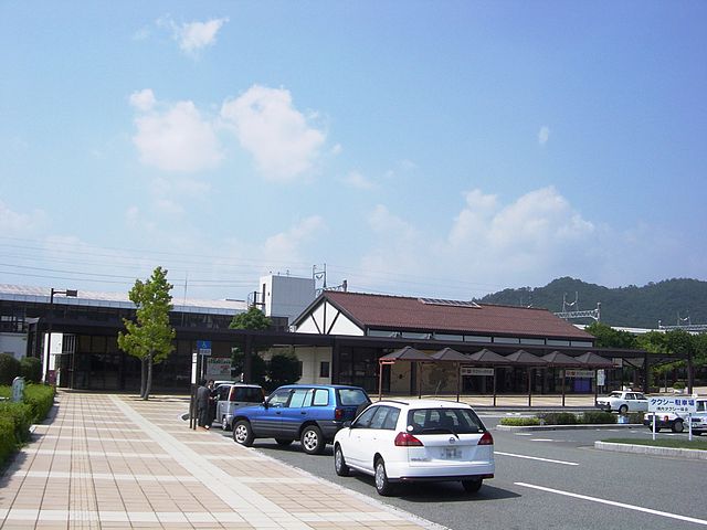 東広島駅（Taisyoさん撮影、Wikimedia Commonsより）