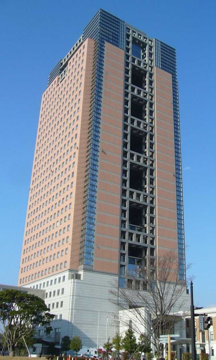 群馬県庁新庁舎（0607crpさん撮影、Wikimedia Commonsより）