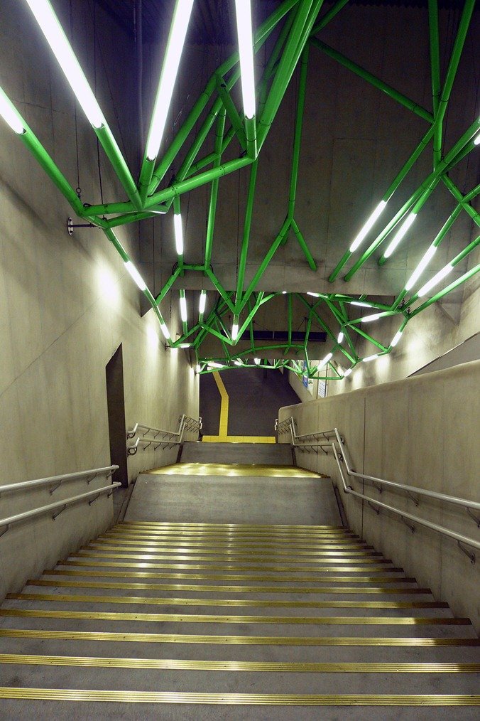 大江戸線飯田橋駅階段ウェブフレーム（663highlandさん撮影、Wikimedia Commonsより）