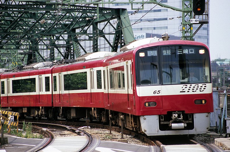 京急2100形電車による快特（Hahifuhehoさん撮影、Wikimedia Commonsより）