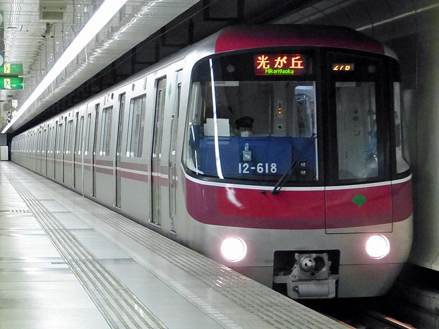 大江戸線の最新車両（Nyohohoさん撮影、Wikimedia Commonsより）