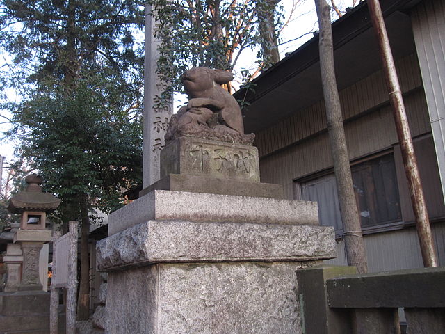 調神社の狛兎（Saigen Jiroさん撮影、Wikimedia Commonsより）