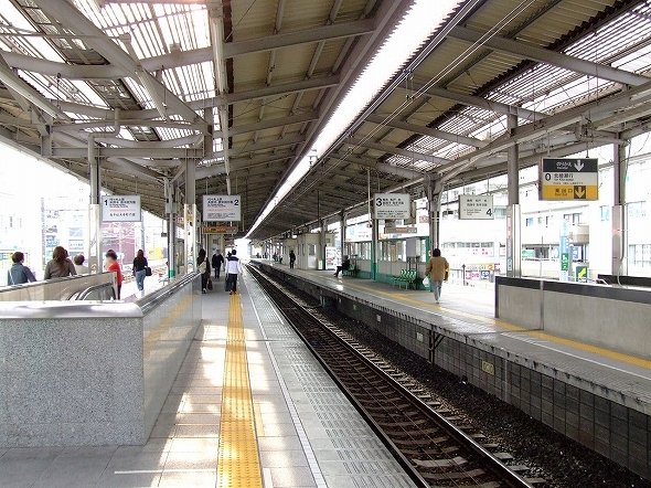 綾瀬駅ホーム（LERKさん撮影、wikimediacommonsより）
