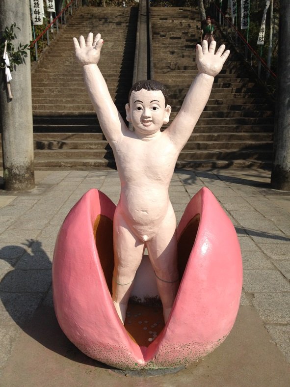桃太郎神社　桃太郎誕生の像（画像提供：犬山市観光協会）
