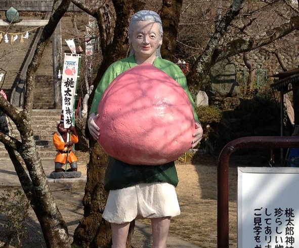 桃太郎神社　おばあさんの像（画像提供：犬山市観光協会）