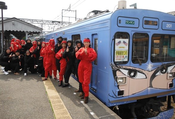 伊賀鉄道・忍者列車の前で記念撮影、アジアからのグループ客