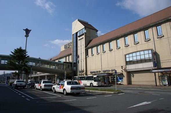 茅野駅（663highland, Wikimedia Commonsより）