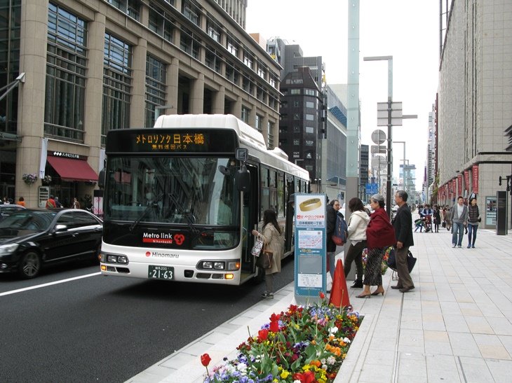バス停「日本橋室町一丁目」で降りてもいい。左の建物が日本橋三越