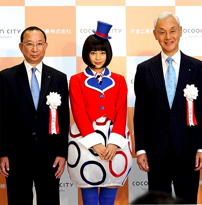 写真右から片倉工業会長の竹内彰雄さん、広瀬すずさん、同社長の佐野公哉さん。