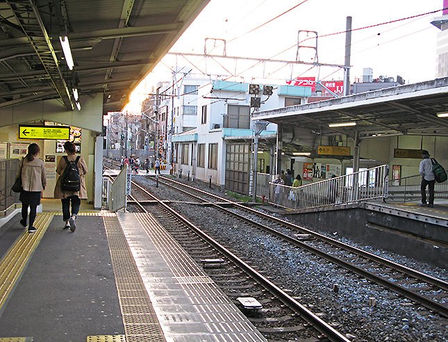 東武練馬駅。上り・下りホームの東端にそれぞれ改札がある。