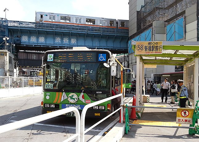 バスは渋谷駅西口から出発する。