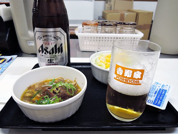 松屋の生ビールセット（牛焼肉）、編集部撮影