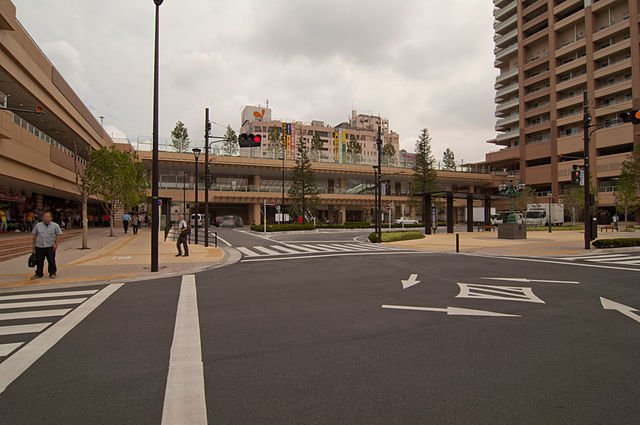 JR総武線・市川駅（東京特許許可局さん撮影、Wikimedia Commonsより）