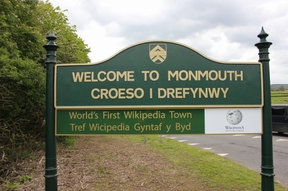 「世界で最初のウィキペディアタウン」モンマスの看板（作者：John Cummingsさん、Wikimedia Commonsより、CC BY-SA 3.0）