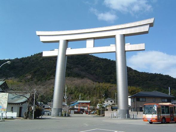 鹿嶋神社大鳥居（弥さん撮影, Wikimedia Commonsより）