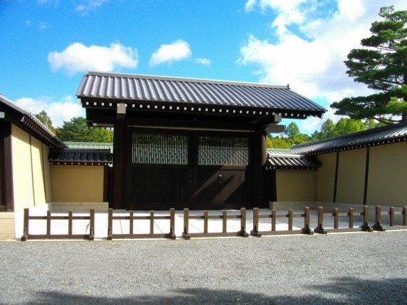 京都迎賓館正門（あばさーさん撮影、Wikimedia Commonsより）