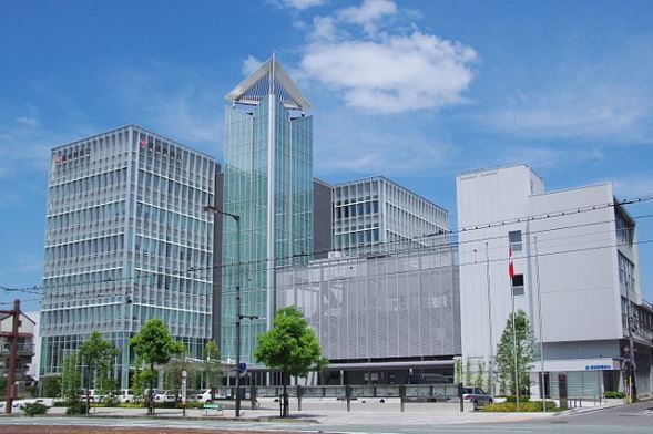 松山市大手町にある愛媛新聞社本社（Joさん撮影, Wikimedia Commonsより）