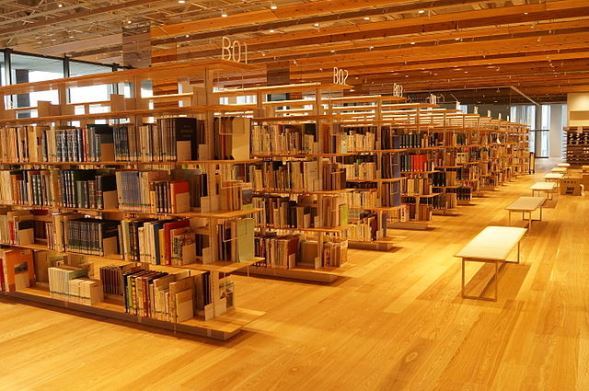 富山市立図書館開架書架（瀬口さん撮影、Wikimedia Commonsより）