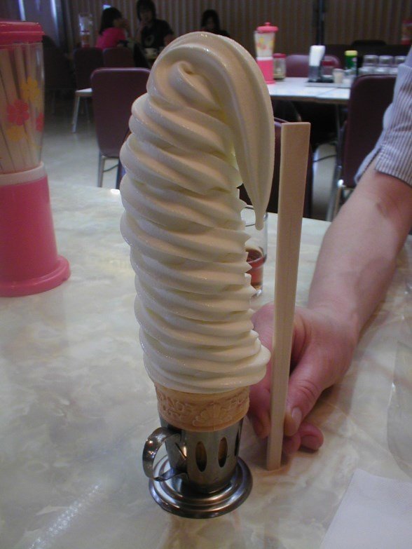 マルカン大食堂名物のソフトクリーム（EMPEXさん撮影、Wikimedia Commonsより）