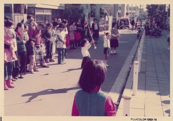 1978年11月3日、玉川寺のパレードの様子。撮影場所は二子玉川小学校の周辺（作者：二子玉川商店街振興組合、Wikimedia Commonsより、CC BY-SA 4.0）
