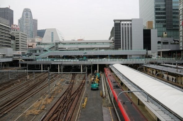 線路上に建設されたバスタ新宿（正面）