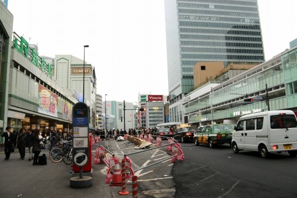 駅前路上ではタクシーを拾えなくなる（左：新宿駅南口、右：バスタ新宿）