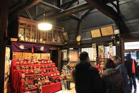 「人形さま巡り」でにぎわう、村上市の山上染物店（画像提供：むらかみ町屋再生プロジェクト）