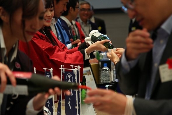 世界が認めた23種の日本酒を飲み比べ！　日本橋でIWC2017の試飲会開催