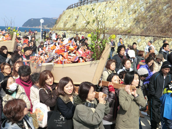 燃える雛人形 女神輿は弾み ブラジャーが奉納される 和歌山市 淡嶋神社の雛流し 全文表示 コラム Jタウンネット 東京都