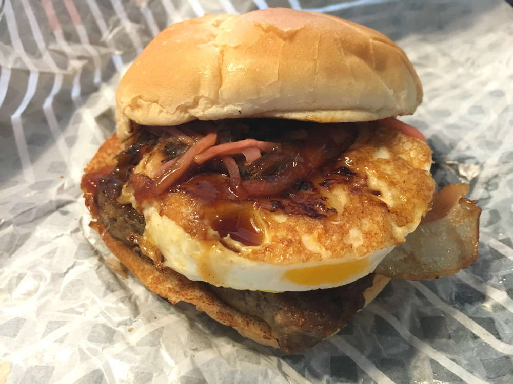 これ お好み焼きでしょ ウェンディーズの なんばベーコンエッグバーガー を食べて 率直な疑問をぶつけてみた 全文表示 ニュース Jタウンネット 東京都