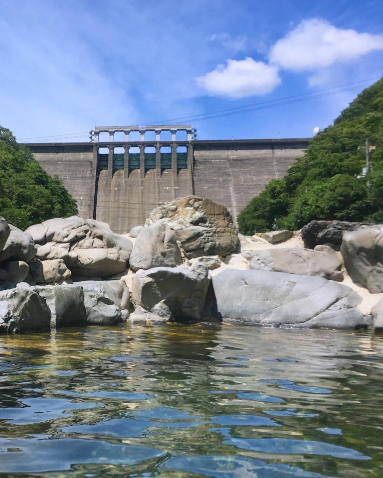 大迫力 巨大ダム見上げるパノラマ混浴 ドキドキの 開放ロケーション も魅力 岡山 砂湯 全文表示 コラム Jタウンネット 東京都