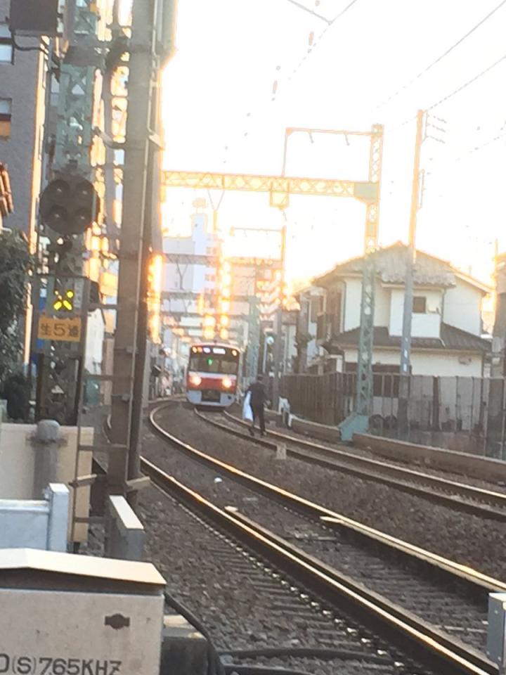 線路内に ふとんが吹っ飛んできて ダジャレみたいな電車遅延 京急