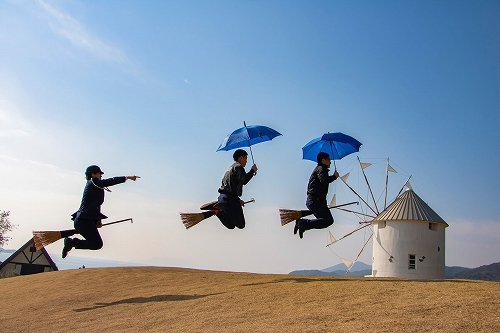 香川県警が 魔女の宅急便 コスプレ ホウキで交通ルール啓発 ユニーク企画の狙いを聞いた 全文表示 ニュース Jタウンネット 東京都