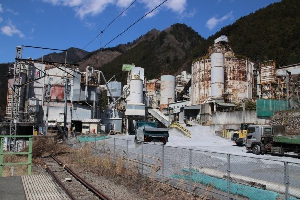 奥多摩の山中に 要塞のような巨大工場があった マニア垂涎の絶景スポットを歩く 全文表示 コラム Jタウンネット 東京都