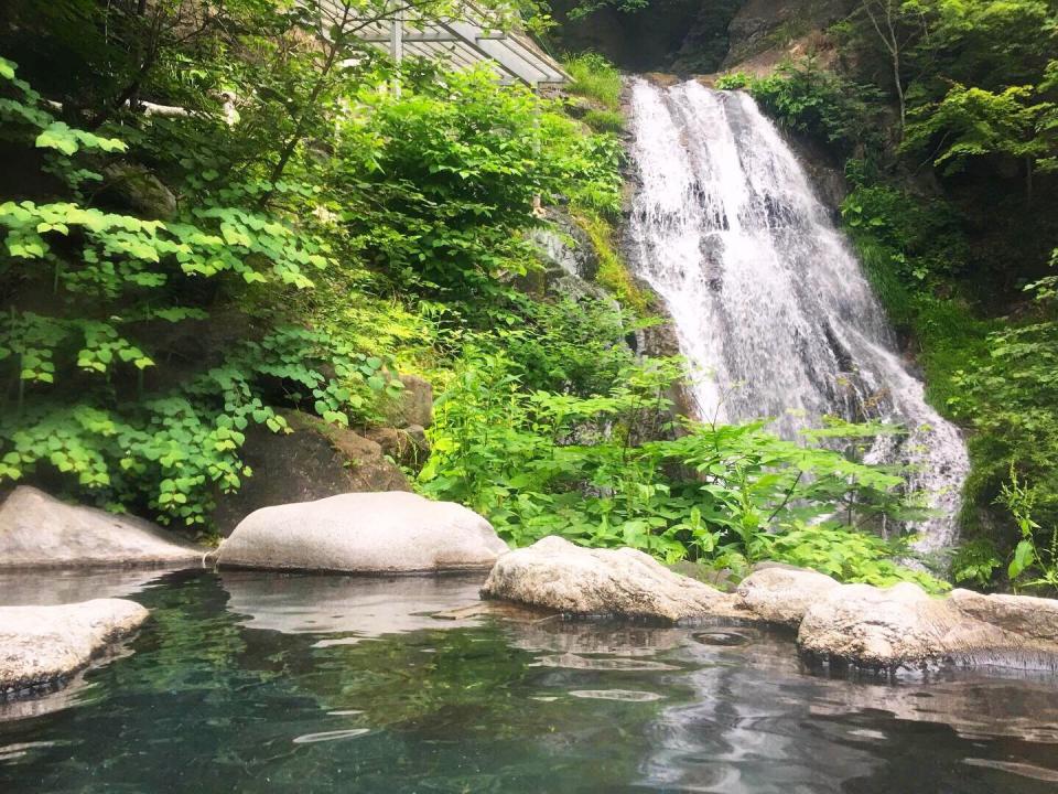 目の前には滝 ダイナミックすぎる混浴露天 大自然広がる山奥の秘湯 奥鬼怒温泉 八丁の湯 コラム Jタウンネット 沖縄県