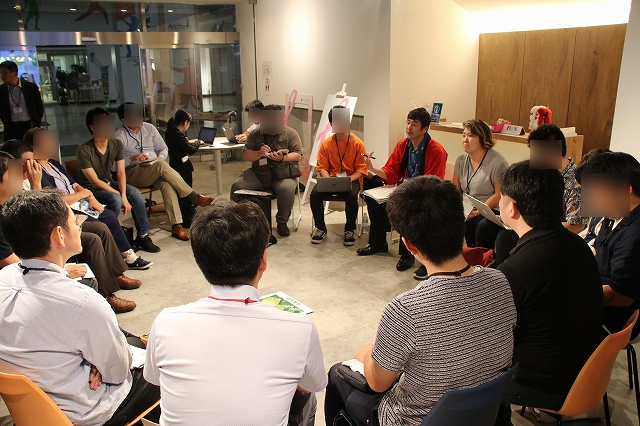 円形になってそれぞれディスカッション。こちらは鳥取県湯梨浜町グループ