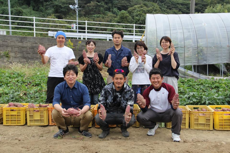 地芋プロジェクトチームのみなさん（前列左は地酒処田村本店の田村洋文さん）