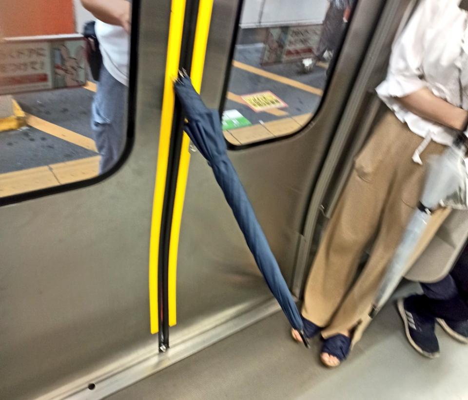 電車のドアに傘を突き刺す 駆け込み傘 の恐怖 もし子供がいたら 目撃者に一部始終を聞いた 全文表示 コラム Jタウンネット 東京都