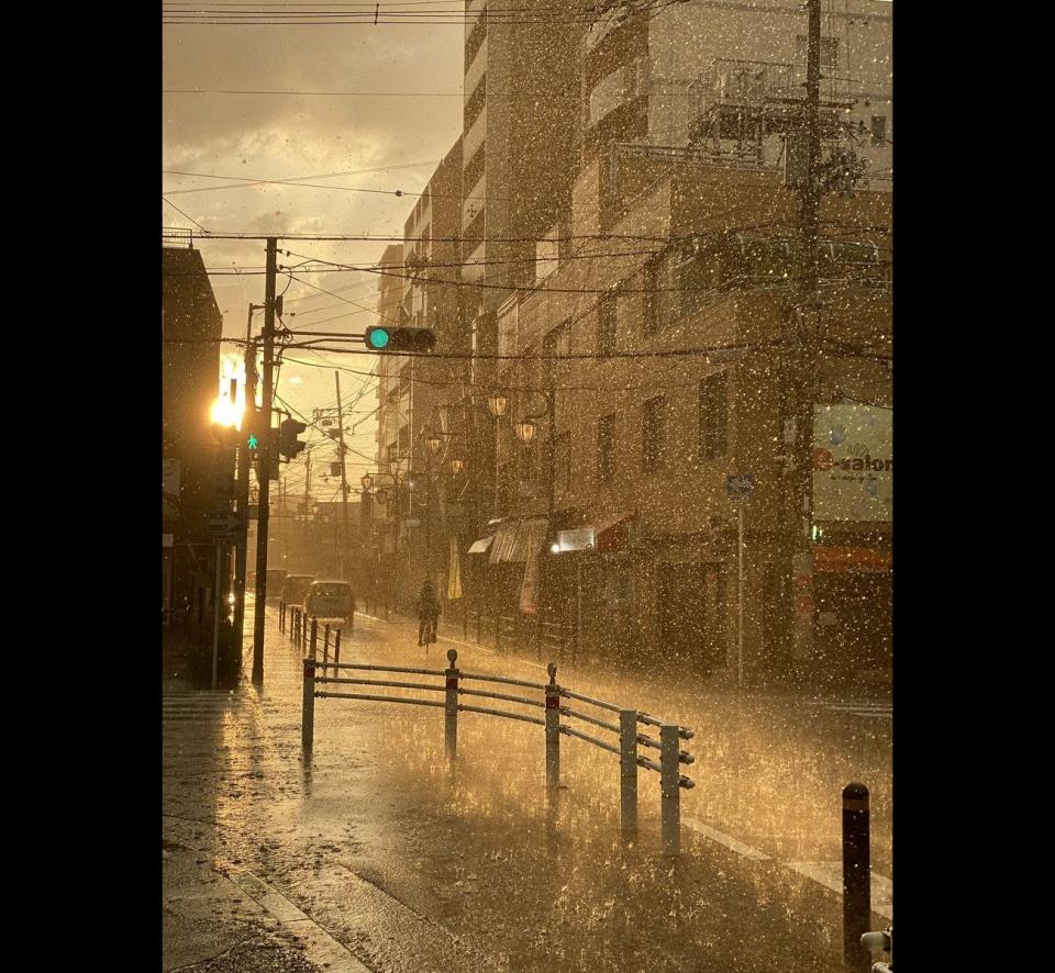 まるで映画のワンシーン 夕日の中 大粒の雨がキラキラ輝く大阪の街が幻想的で美しい 全文表示 コラム Jタウンネット 東京都