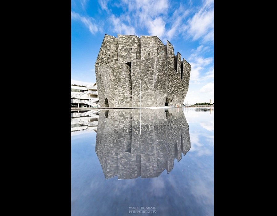 埼玉に ウユニ塩湖 誕生 建物を鏡のように映しだす 角川武蔵野ミュージアム の水盤が美しい 全文表示 コラム Jタウンネット 東京都